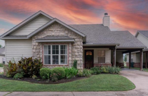 Spacious Cottage Getaway - Royal Beds, Fireplace